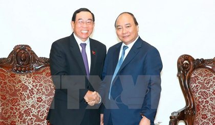 Thủ tướng Nguyễn Xuân Phúc ông Bounchanh Singthanvong, Bộ trưởng Bộ Công chính và Vận tải nước Lào. Ảnh: Thống Nhất/TTXVN