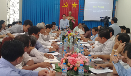 Ông Lê Văn Hưởng, Chủ tịch UBND tỉnh, Trưởng Ban Chỉ đạo của tỉnh về thực hiện Nghị quyết số 10-NQ/TU phát biểu tại hội nghị. 