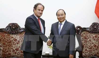 Prime Minister Nguyen Xuan Phuc (R) and Secretary-General of the Permanent Court of Arbitration Hugo Hanz Siblesz (Photo: VNA)