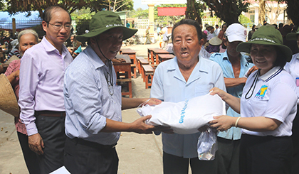 Bà Nguyễn Hồng Lý (bên phải), P.Chủ tịch BCH TƯ HND Việt Nam, trao quà cho một hộ gia đình chính sách.