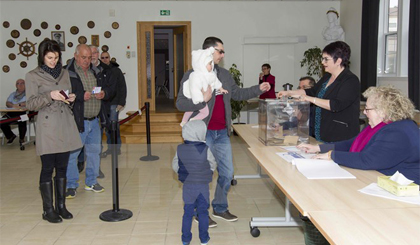 Người dân bỏ phiếu tại điểm bầu cử Tổng thống Pháp ở Saint Pierre. Nguồn: AFP/TTXVN