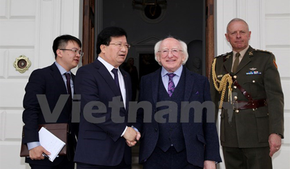 Phó Thủ tướng Trình Đình Dũng chào xã giao Tổng thống Ireland Michael Higgins. Ảnh: Lê Phương/Vietnam+