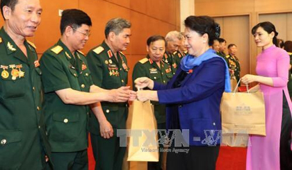NA Chairwoman Nguyen Thi Kim Ngan presents gifts to the veterans. (Photo: VNA)