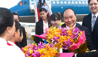 Thủ tướng Nguyễn Xuân Phúc và Phu nhân cùng đoàn đại biểu cấp cao Việt Nam tới sân bay quốc tế Po Chen Tong, thủ đô Phnom Penh. Ảnh: VGP/Quang Hiếu