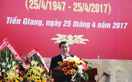 Chủ tịch UBND tỉnh Lê Văn Hưởng phát biểu ôn lại truyền thống 70 năm ngày chiến thắng Giồng Dứa. Đông đảo tướng lĩnh và sĩ quan quân đội đương nhiệm và đã nghỉ hưu đến dự lễ.
