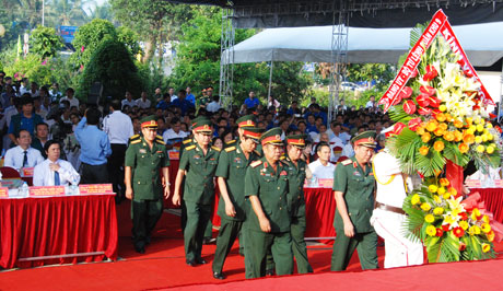 Đông đảo tướng lĩnh và sĩ quan quân đội đương nhiệm và đã nghỉ hưu đến dự lễ.