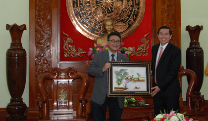 Chairman of the the Provincial People’s Committee Le Van Huong (R) presents souvenir to Mr Kawaue Jinuchi, Japanese Consul General