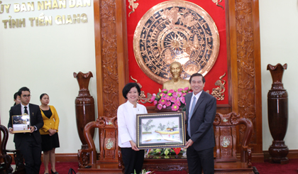 Chủ tịch UBND tỉnh Lê Văn Hưởng và bà Ureerat Ratanaprukse, Tổng Lãnh sự Vương quốc Thái Lan tại TP. Hồ Chí Minh tại buổi tiếp.