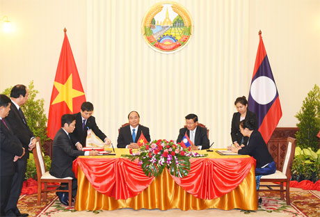 Hai Thủ tướng chứng kiến Lễ ký các văn kiện hợp tác giữa hai nước. Ảnh: VGP/Quang Hiếu