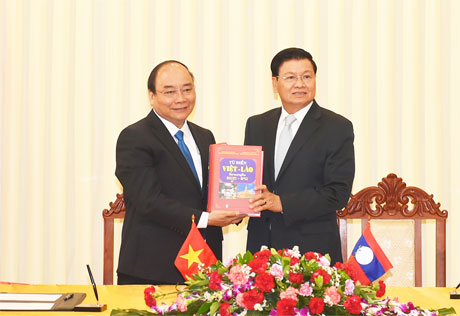Thủ tướng Nguyễn Xuân Phúc trao tặng Thủ tướng và nhân dân Lào bộ Từ điển Việt-Lào, Lào-Việt. Ảnh: VGP/Quang Hiếu