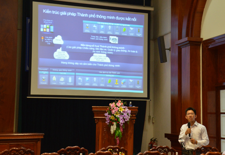 Technical consultant from Cisco Vietnam presents the solution of connected smart architectural city.
