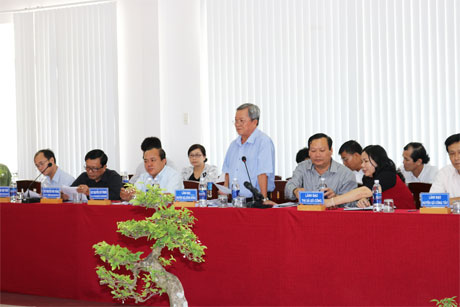 Lãnh đạo huyện Gò Công Đông phát biểu tại Hội nghị Phát triển Kinh tế - Đô thị 3 vùng lần thứ 1 tại vùng phía Đông ở huyện Gò Công Đông.