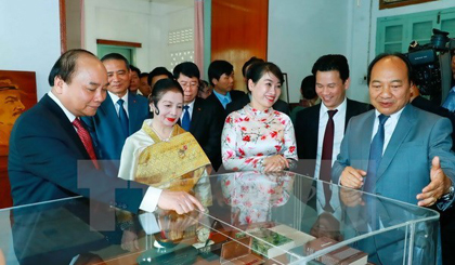PM Nguyen Xuan Phuc (L) visits a commemorative area dedicated to late President Souphanouvong (Source: VNA)