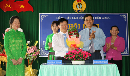 Ông Ngô Minh Nhựt, Giám đốc Vietcombank Tiền Giang (bên trái) và ông Trương Văn Hiền, Chủ tịch LĐLĐ tỉnh ký kết hợp tác thực hiện Chương trình Phúc lợi cho ĐVCĐ.
