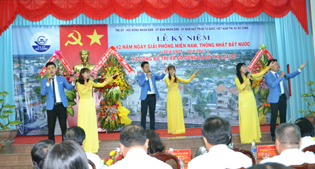 Tiết mục văn nghệ chào mừng thị xã Gò Công được công nhận là đô thị loại III.