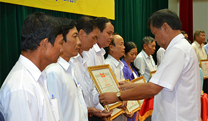 Ông Huỳnh Văn Phương, Ủy viên BTV Tỉnh ủy, Chủ tịch UB MTTQ tỉnh trao bằng khen cho đại diện các tập thể tại hội nghị