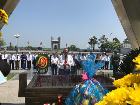 Phó Thủ tướng Thường trực Trương Hòa Bình dâng hương tưởng nhớ các anh hùng, liệt sĩ tại Nghĩa trang Liệt sĩ Đường 9. Ảnh: VGP/Thế Phong