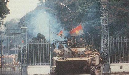 Xe tăng quân giải phóng tiến vào Dinh Độc lập ngày 30/4/1975. Ảnh tư liệu