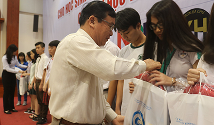 Ông Phạm Anh Tuấn, Phó Chủ tịch UBND tỉnh, trao quà của UBND cho các em học sinh tham gia chương trình.