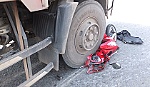 Xe tải cán nát xe tay ga, 1 phụ nữ bị thương nặng