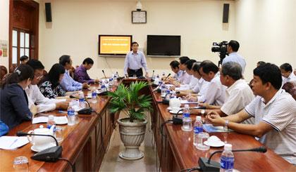 Chairman of Tien Giang provincial People's Committee Le Van Huong speaks at the meeting. Photo: Huu Nghi