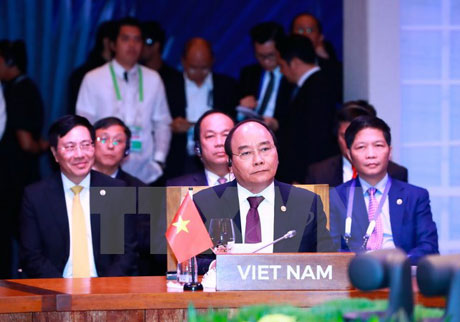 Thủ tướng Nguyễn Xuân Phúc tham dự Phiên toàn thể Hội nghị Cấp cao ASEAN lần thứ 30. Ảnh: Thống Nhất/TTXVN