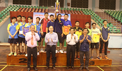 Ban tổ chức trao giải cho các CLB đạt thành tích xuất tại giải đấu.