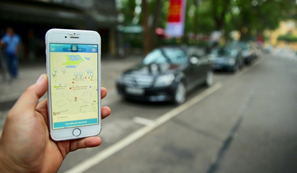 The iParking software application helps drivers find and pay for parking using a smartphone. (Credit: NDO)
