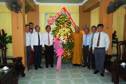 Phó Bí thư Tỉnh ủy Võ Văn Bình cùng trao hoa chúc mừng Phật đản Phật lịch 2561 đến Hòa thượng Thích Huệ Minh, Trưởng Ban Trị sự Phật giáo tỉnh