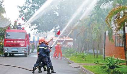 Tập huấn về phòng cháy, chữa cháy cũng là một trong những hoạt động trọng tâm của công tác huấn luyện ATVSLĐ.