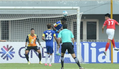 Quang Ninh Coal’s striker Mac Hong Quan (right) heads a ball during the match between Quang Ninh Coal and Yadanarbon in AFC Cup group round match