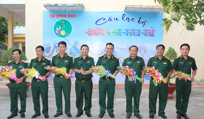 Lãnh đạo Câu lạc bộ tặng hoa lưu niệm cho các thành viên tham gia giao lưu.