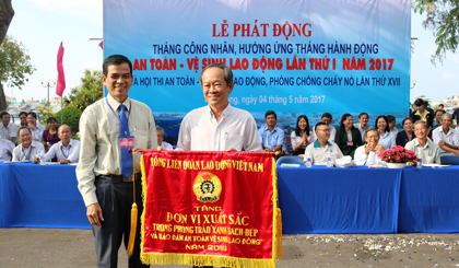 Công đoàn ngành Nông nghiệp tỉnh vinh dự nhận Cờ Thi đua của Tổng LĐLĐ Việt Nam, vì đã có thành tích xuất sắc trong phong trào “Xanh - sạch - đẹp, đảm bảo ATVSLĐ” năm 2016.