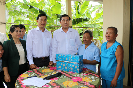 ông Lê Văn Hưởng, Chủ tỉch UBND tỉnh thăm hỏi và tặng quà cho một trường hợp CNVCLĐ bị tai nạn lao động ở TP. Mỹ Tho.