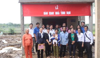 Chi đoàn Báo Ấp Bắc (trực thuộc Đoàn Khối Các cơ quan tỉnh) bàn giao Nhà tình bạn tại xã Tân Hòa Đông, huyện Tân Phước.