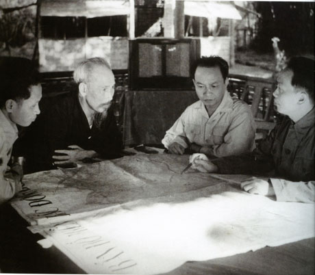 Hồ Chủ tịch và các đồng chí lãnh đạo Đảng họp cuối năm 1953 tại Việt Bắc, quyết định mở Chiến dịch Điện Biên Phủ.