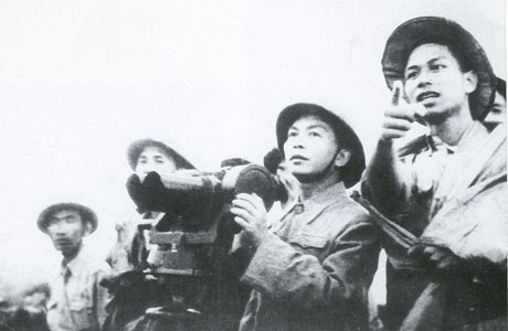 Đại tướng Võ Nguyên Giáp quan sát mặt trận Điện Biên Phủ.