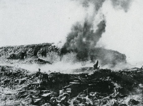 Khối thuốc nổ 1000 kg đã phá hủy một số hầm trân đồi A1 là hiệu lệnh tổng công kích trên toàn chiến trường Điện Biên Phủ.