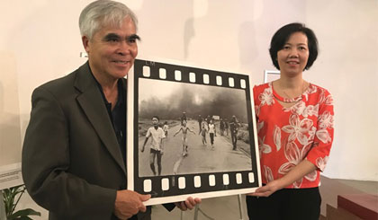 Nhiếp ảnh gia Nick Út trao bức ảnh “Em bé Napalm” cho Giám đốc Bảo tàng Phụ nữ Việt Nam Nguyễn Thị Bích Vân. Ảnh: Minh Châu