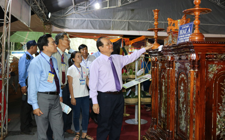 Ông Trần Thanh Đức, Phó Chủ tịch UBND tỉnh tham quan gian hàng trưng bày của làng nghề truyền thống tủ thờ Gò Công.