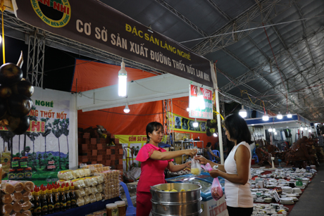 Cơ sở sản xuất đường thốt nốt Lan Nhi, một đặc sản làng nghề của tỉnh An Giang tham gia hội chợ.