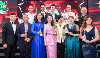 Các đoàn phim đoạt giải đến từ nhiều nước chia sẻ niềm vui sau khi nhận giải. Ảnh: dantri.com.vn