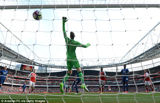 Danny Welbeck ghi bàn thắng thứ 2 cho Arsenal.