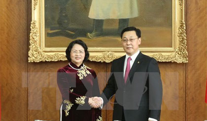 Thủ tướng Mông Cổ Jargaltulgyn Erdenebat đón Phó Chủ tịch nước Đặng Thị Ngọc Thịnh. Ảnh: Quang Hải/TTXVN