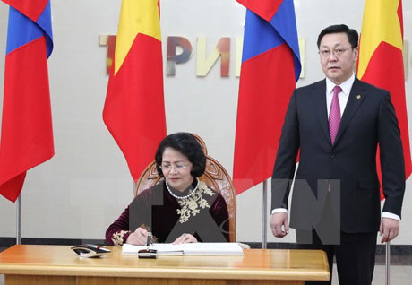  Phó Chủ tịch nước Đặng Thị Ngọc Thịnh ký lưu bút tại Cung Nhà nước. Ảnh: Quang Hải - TTXVN