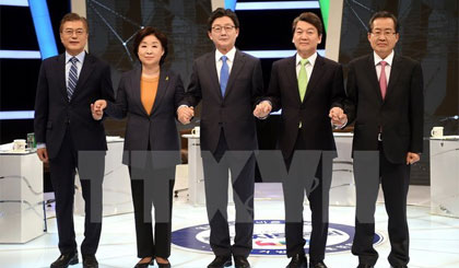 Các ứng cử viên Tổng thống Hàn Quốc (từ trái sang) Moon Jae-In, Sim Sang-Jung, Yoo Seung-Min, Ahn Cheol-Soo và Hong Joon-Pyo chụp ảnh chung trước buổi tranh luận trực tiếp trên truyền hình. Nguồn: AFP/TTXVN