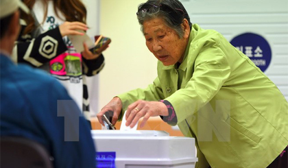 Cử tri Hàn Quốc bỏ phiếu tại một địa điểm bầu cử ở thủ đô Seoul. Nguồn: AFP/TTXVN