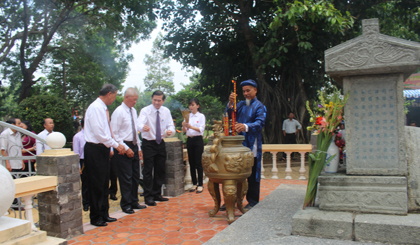 Chairman of Tien Giang provincal People’s Committee Le Van Huong and provincial leaders offered incense. Photo: Do Phi