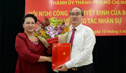 Chủ tịch Quốc hội Nguyễn Thị Kim Ngân trao quyết định cho tân Bí thư thành ủy TP. Hồ Chí Minh Nguyễn Thiện Nhân.
