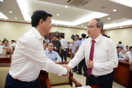 Ông Đinh La Thăng và ông Nguyễn Thiện Nhân tại Hội nghị công bố trao quyết định của Bộ Chính trị về công tác nhân sự. Ảnh: Thuận Thắng